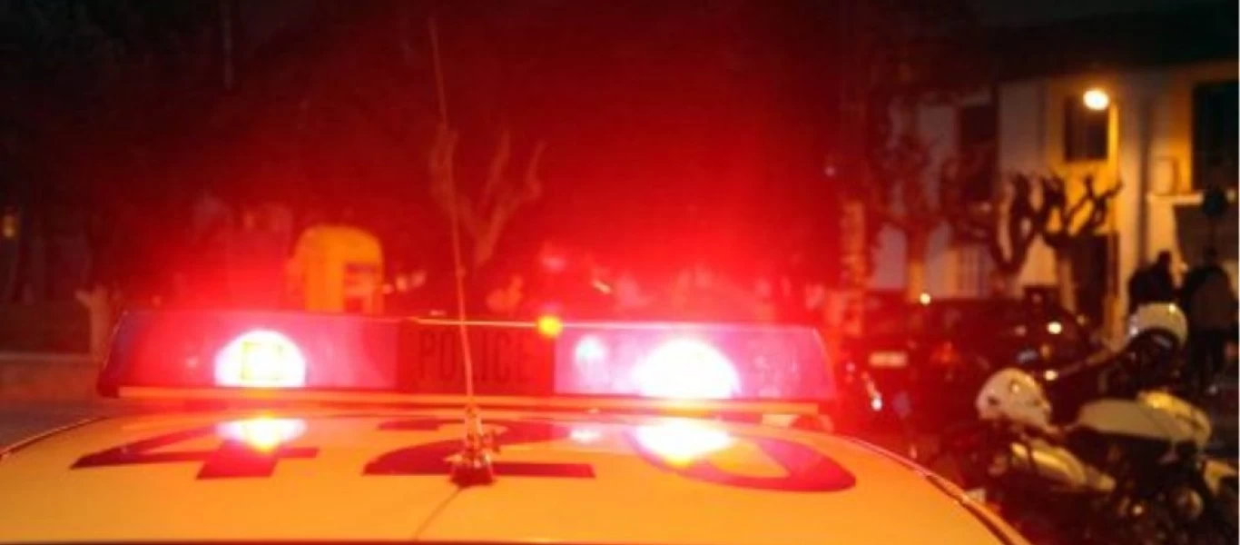 Λαμία: Πέρασαν χειροπέδες σε άνδρα - Χτυπούσε την έγκυο γυναίκα του (βίντεο)
